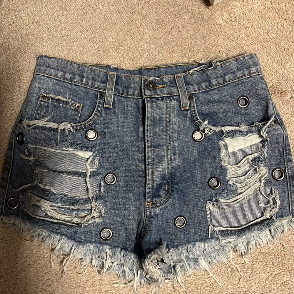 Carmar shorts nwt size 27 distressed retails 228.00